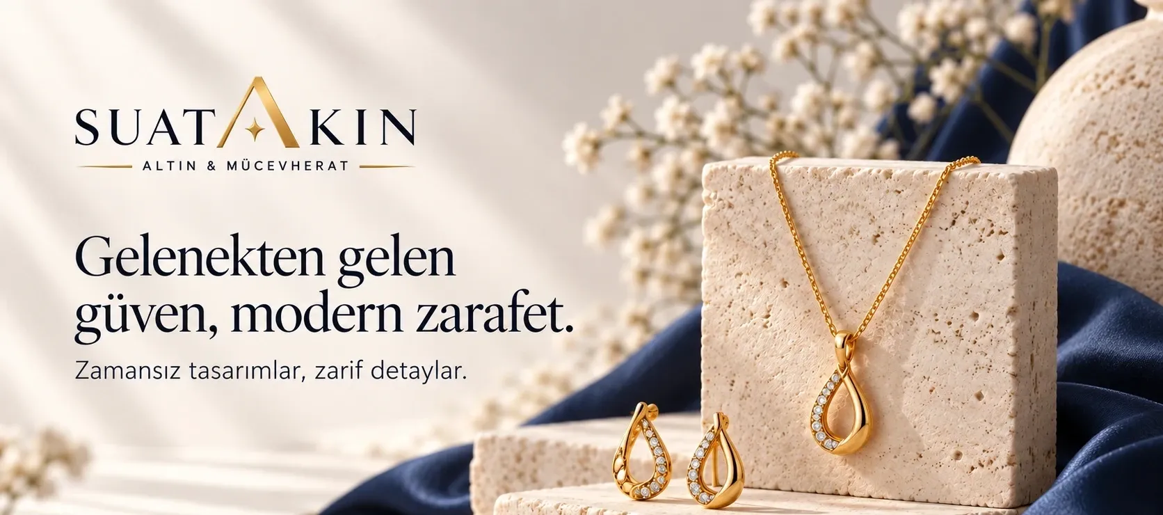 Gelenekten gelen güven, modern zarafet. Taş kaideler üzerinde damla formlu altın kolye ve küpe. Koleksiyonu keşfedin.