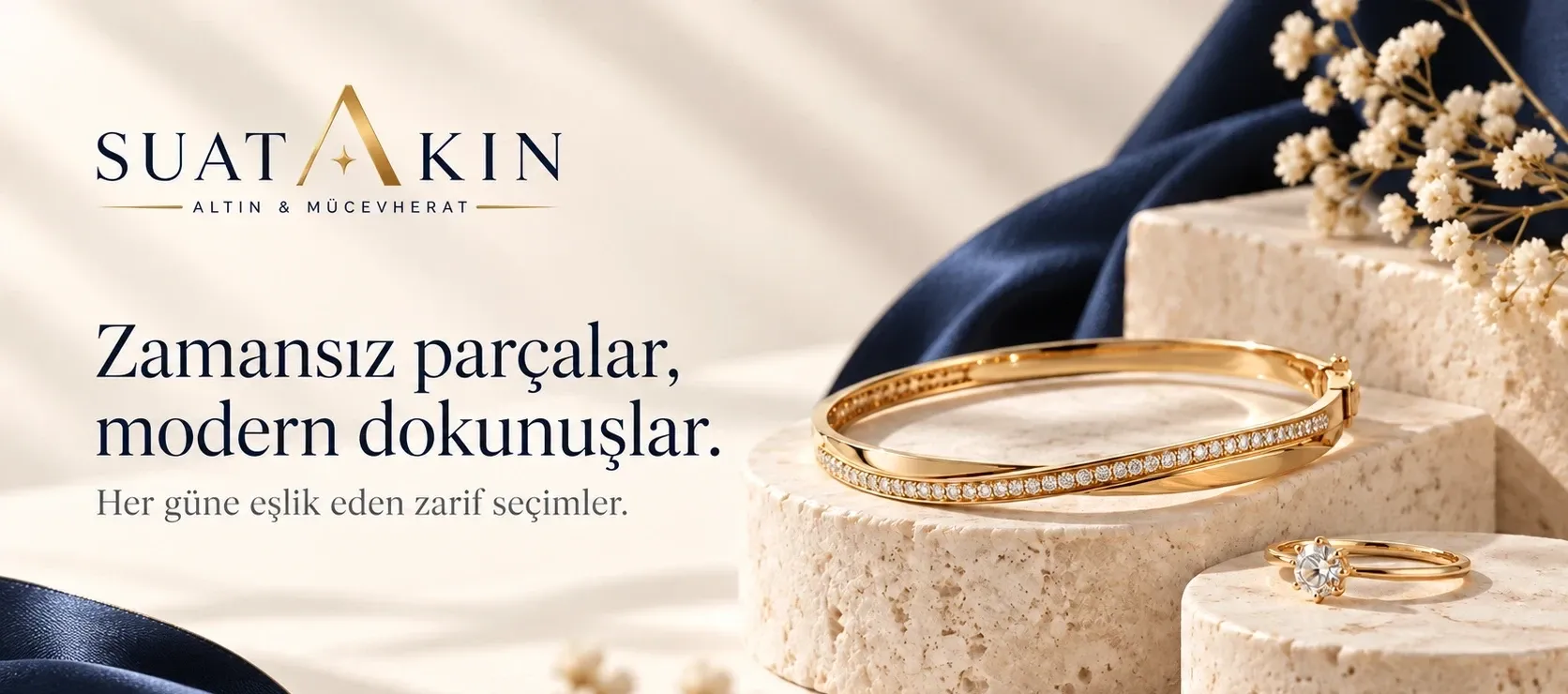Zamansız parçalar, modern dokunuşlar. Taş kaide üzerinde taşlı altın bileklik ve tek taşlı yüzük. Ürünleri inceleyin.