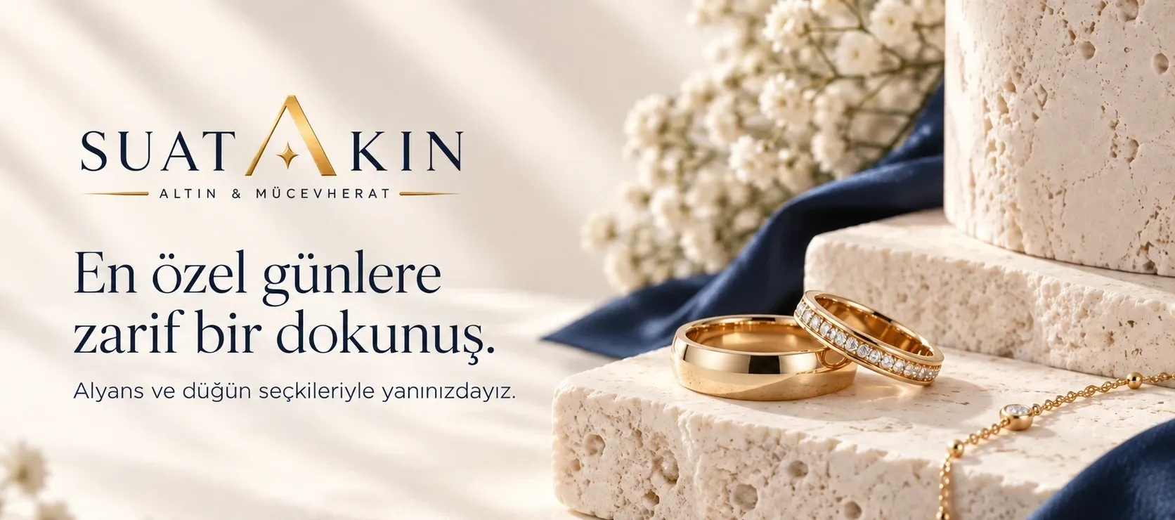 En özel günlere zarif bir dokunuş. Altın alyanslar ve ince zincir bileklik. Alyansları inceleyin.